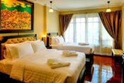 Hotelzimmer mit zwei Doppelbetten in Bangkok