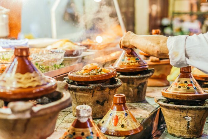 Garküche in Marrakesch mit bunt bemalten Tajine