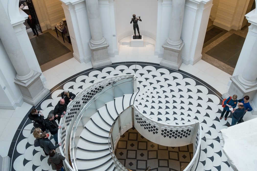 Spiraltreppe mit weiß schwarzem Muster und schwarze Statue im Tate Britain in London