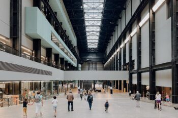 Große Halle mit Menschen im Tate Modern in London