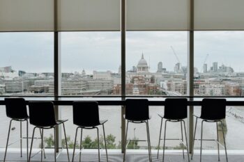 Stühle vor Fensterwand mit Blick auf London und Themse