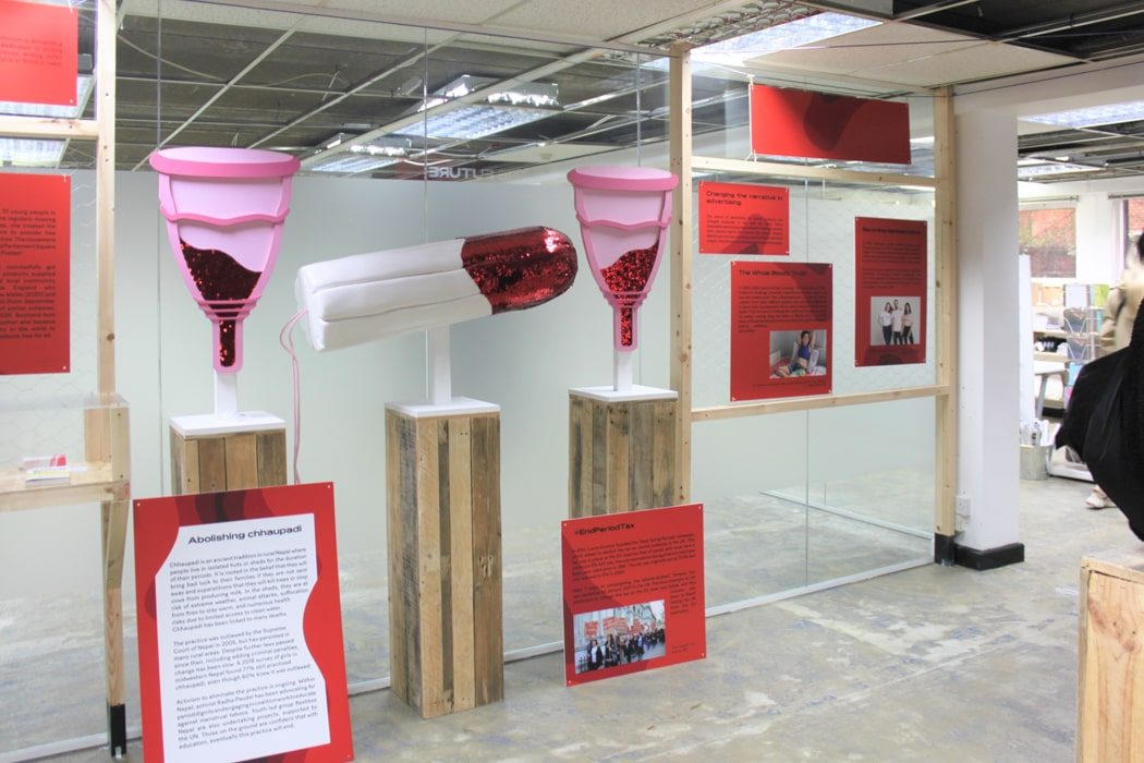 Exponate mit glitzernen Blut und Informationstafeln im Vagina Museum