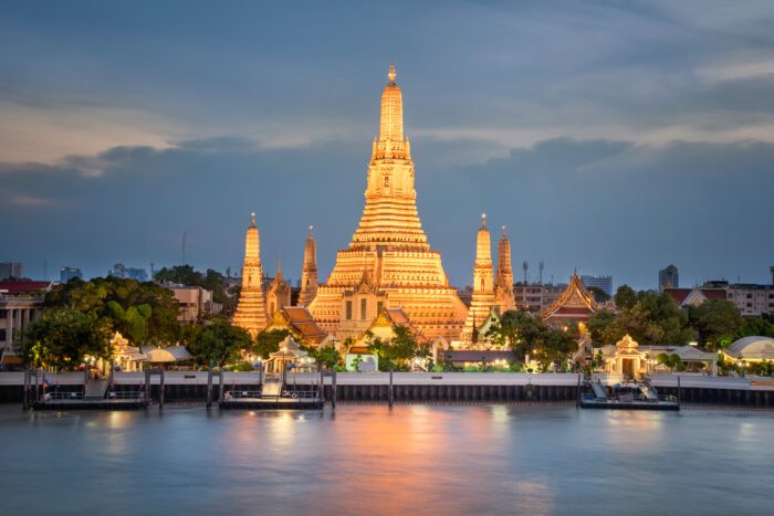 Leuchtender Wat Arun Tempel bei Sonnenuntergang in Bangkok