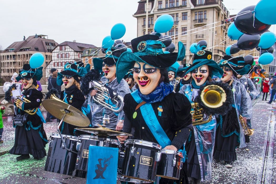 Kostümierte Musikgruppe bei der Fasnacht in Basel 