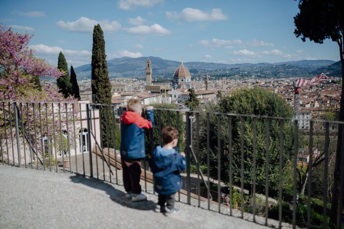 Zwei Kinder blicken von Geländer auf Florenz und Dom von Florenz