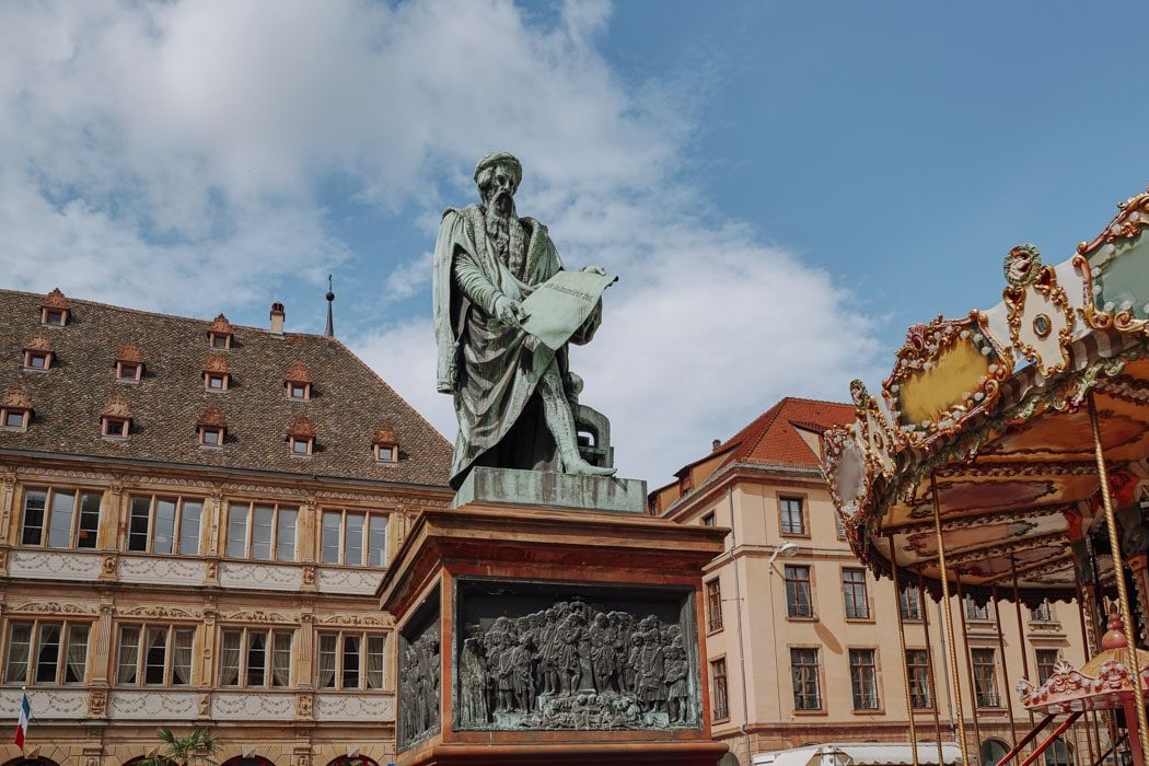 Statue von Johannes Gutenberg auf dem Gutenbergplatz in Straßburg