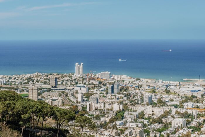 Die Stadt Haifa in Israel am Meer