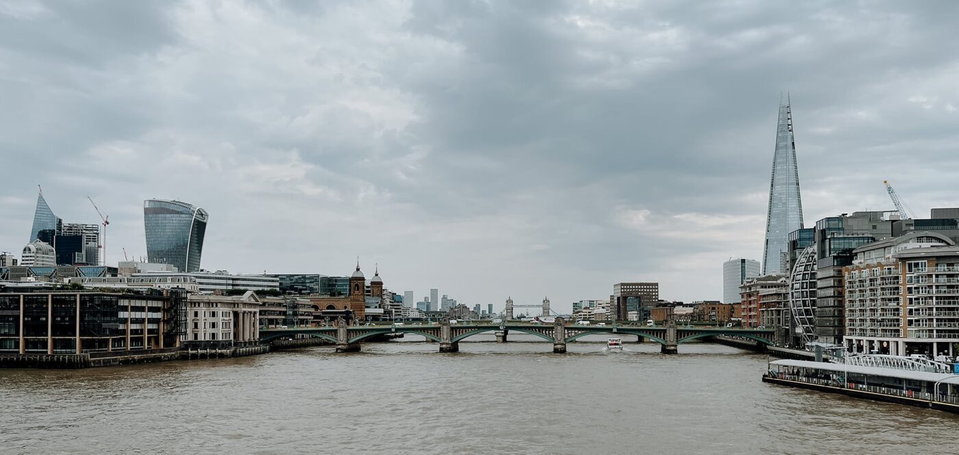 Headerbild Blick auf London Stadt mit der Tower Bridge im Hintergrund