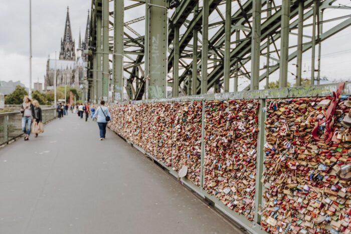 Die Liebesschlösser an der Hohenzollernbrücke in Köln