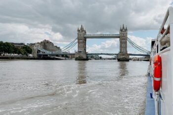 Die Towerbridge auf der klassischen Bootsfahrt durch London