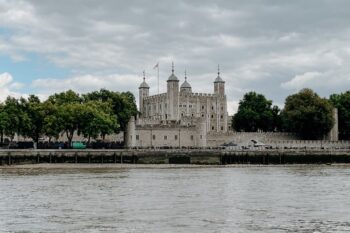 Der Tower of London auf der klassischen Bootstour in London