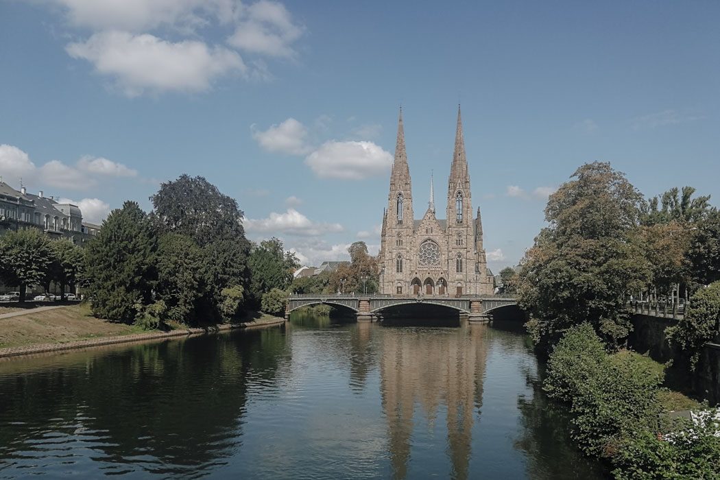 Die Paulskirche in Straßburg liegt direkt am Fluss