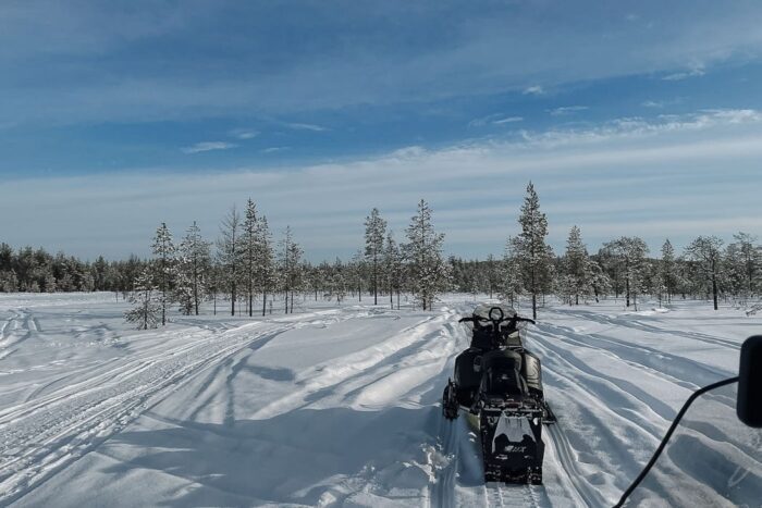 Schneemobilfahren in Lappland