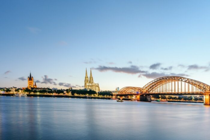 Die Skyline von Köln am Abend
