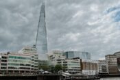 Der riesige Turm The Shard in London von der Themse aus