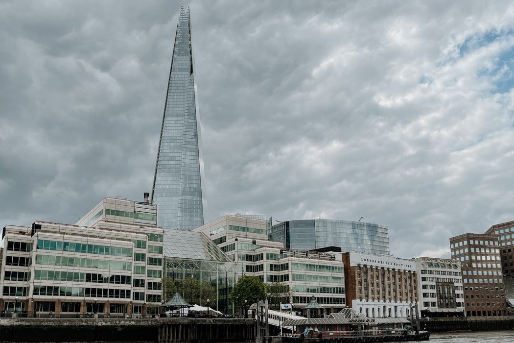 Der riesige Turm The Shard in London von der Themse aus