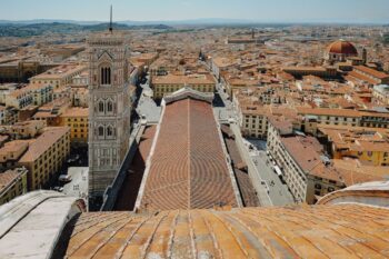 Blick von der Kuppel des Doms von Florenz auf die Stadt mit Giotto