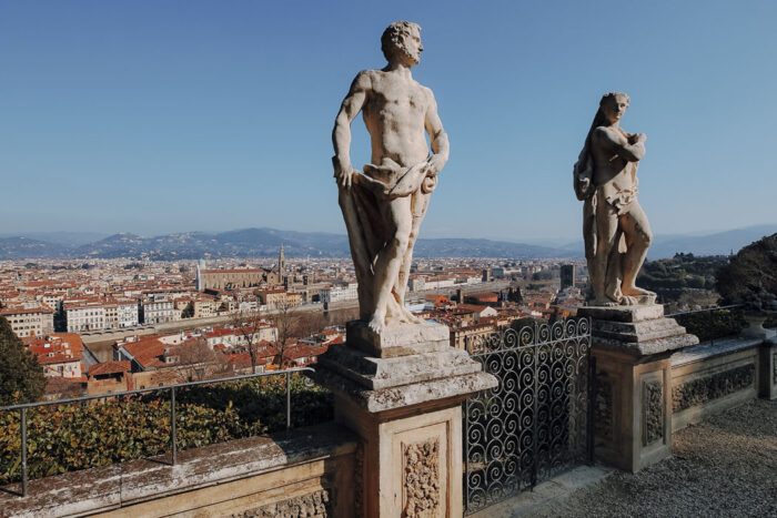 Zwei Statuen mit Florenz im Hintergrund