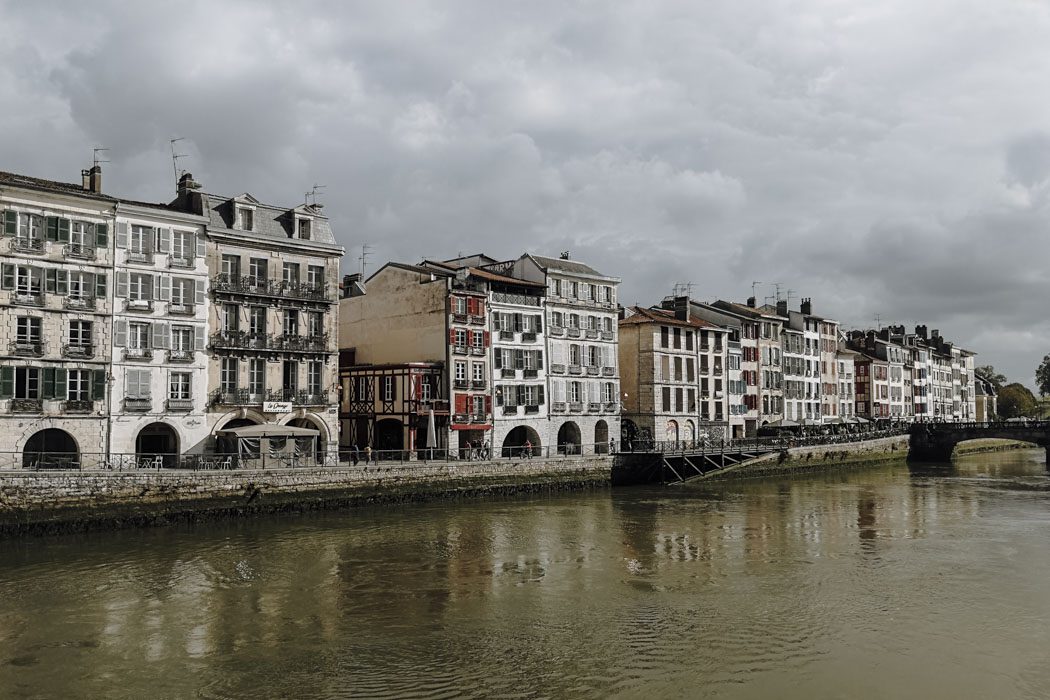 Typisch baskische Häuser am Fluss in Bayonne