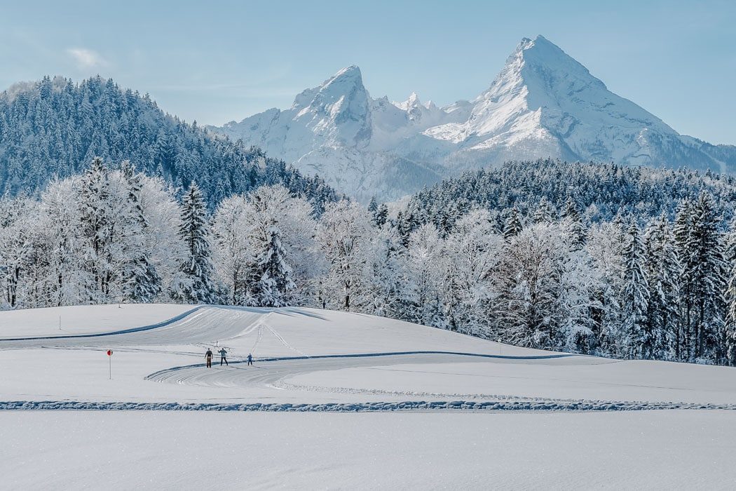 Skifahrer vor dem Watzmann in Berchtesgaden