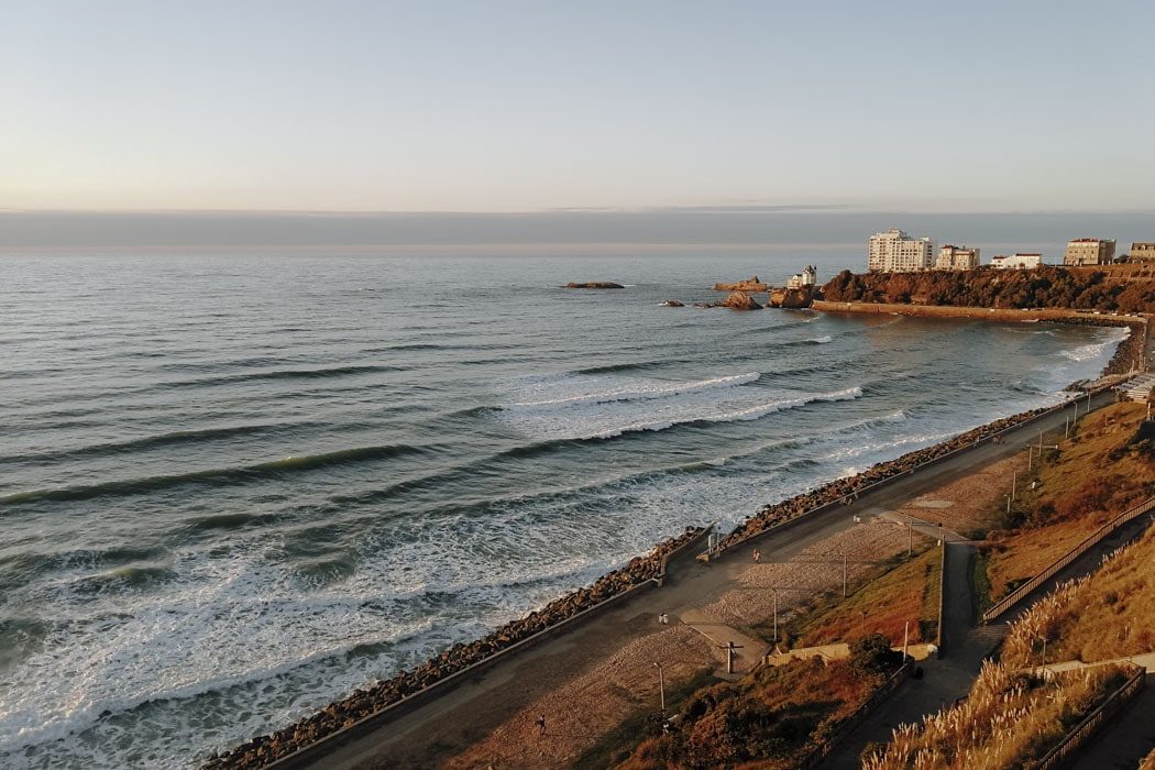 Panoramablick auf den Strand Côte des Basques