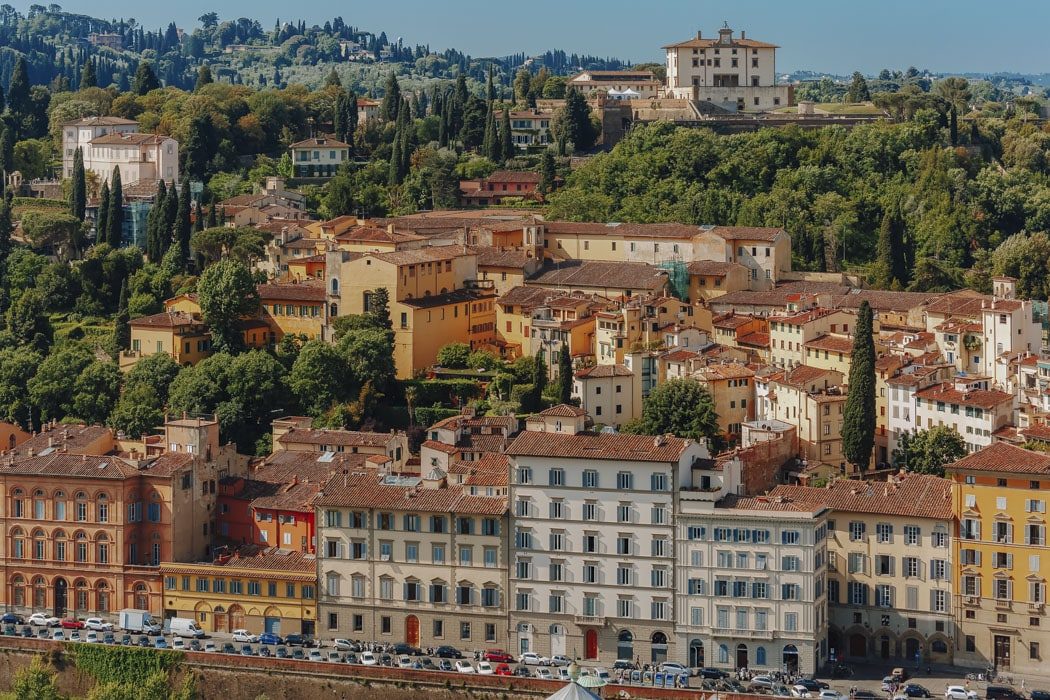 Die Gebäude von Florenz mit mit dem Forte Belvedere auf grünem Hügel im Hintergrund