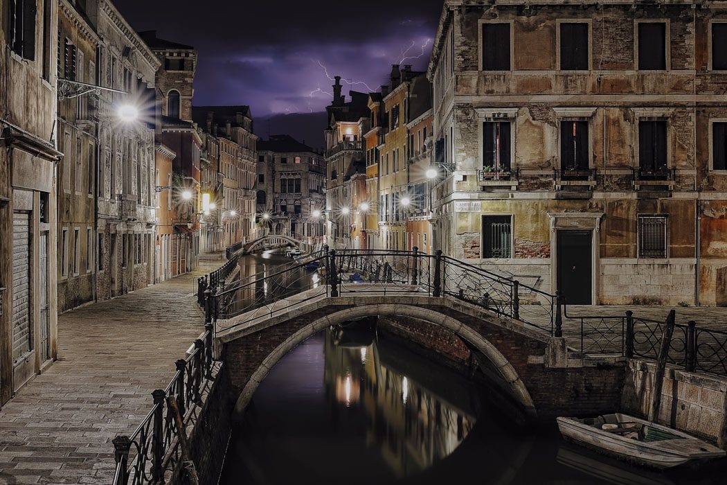 Leerer Kanal in Venedig bei Nacht