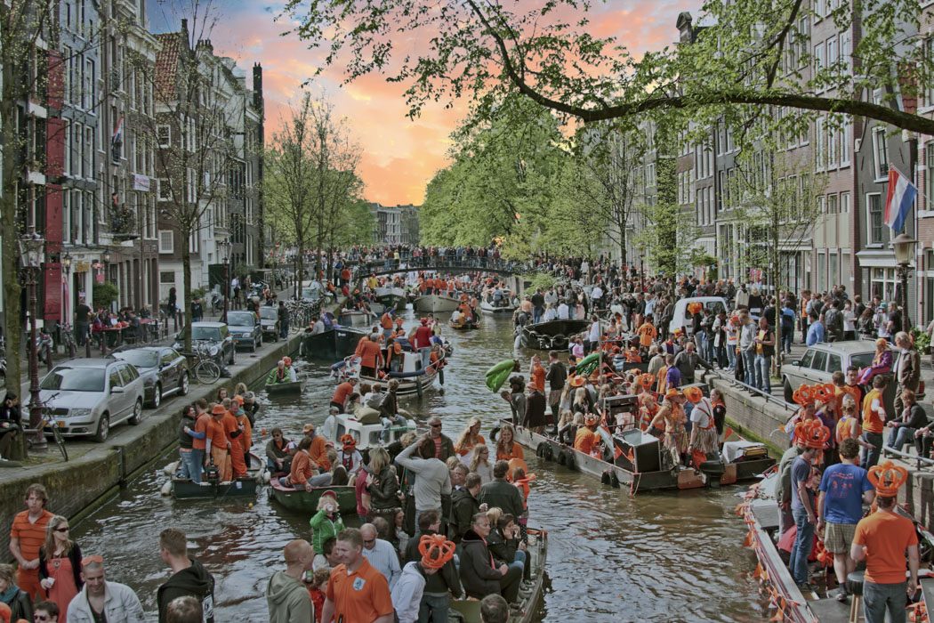 Am King's Day ist ganz Amsterdam orange gekleidet