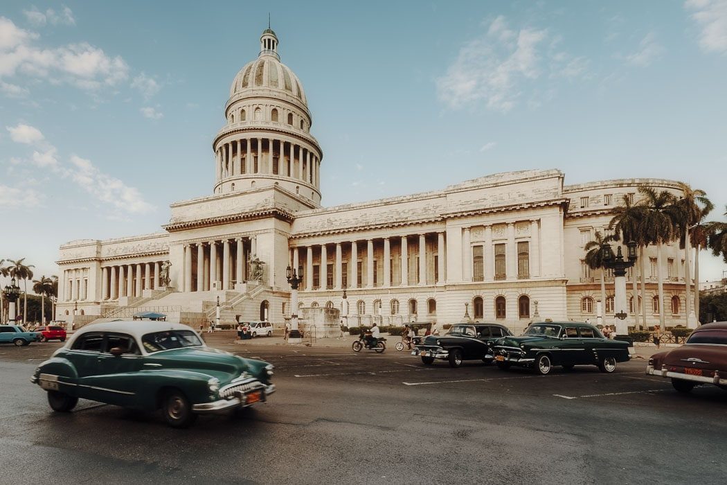 Oldtimer vor dem Kapitol auf Kuba
