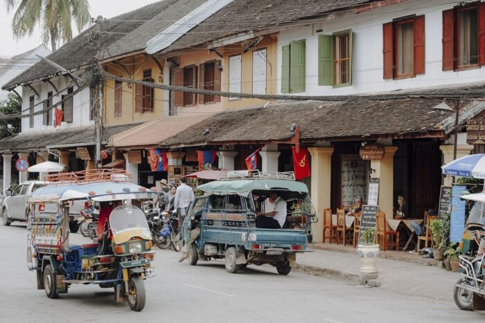 Straße mit Tuk Tuks in Luang Prabang in Laos