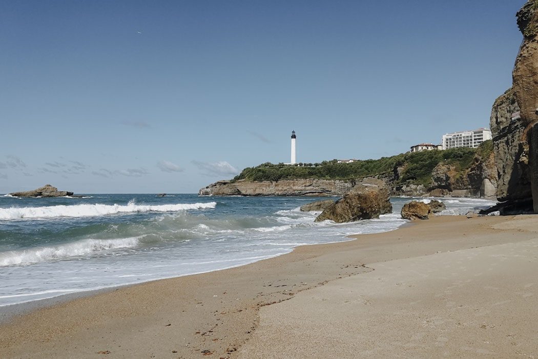 Blick vom Strand auf den Leuchtturm von Biarritz