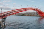 Die rote Pythonbrücke in Amsterdam