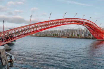 Die rote Pythonbrücke in Amsterdam