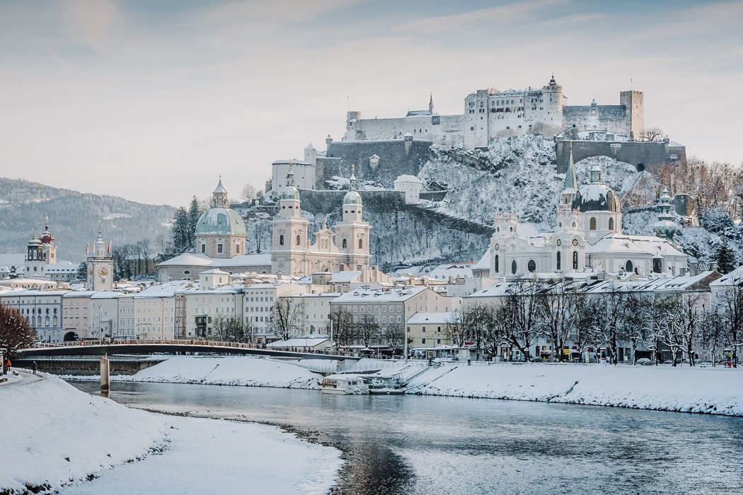 Die verschneite Festung Hohensalzburg in Salzburg