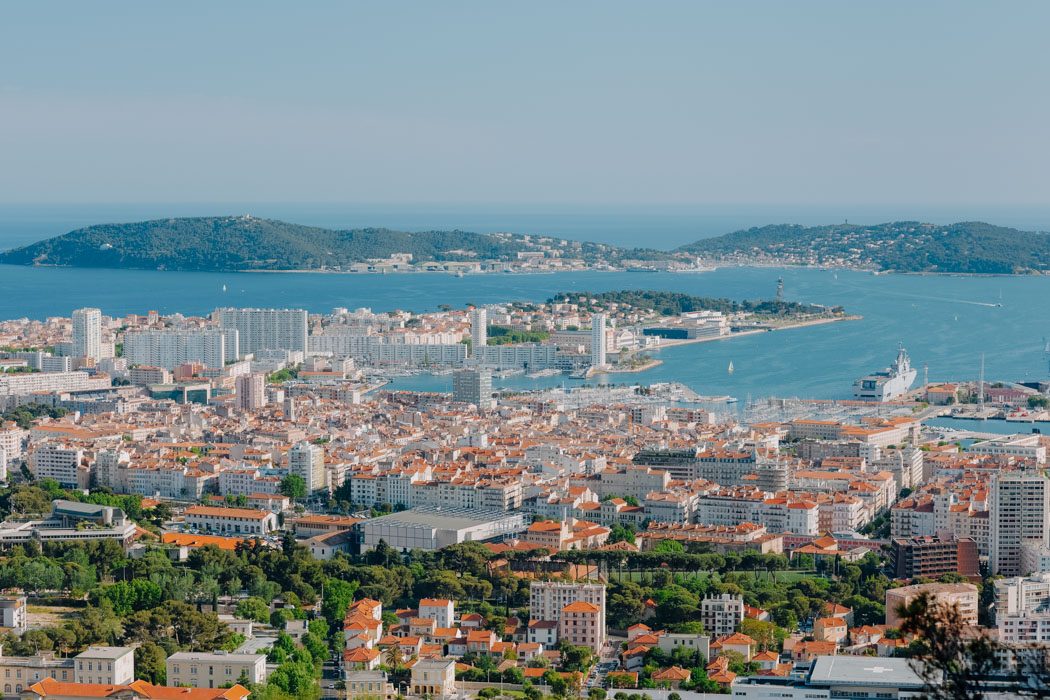 Die Hafenstadt Toulon an der Côte d'Azur