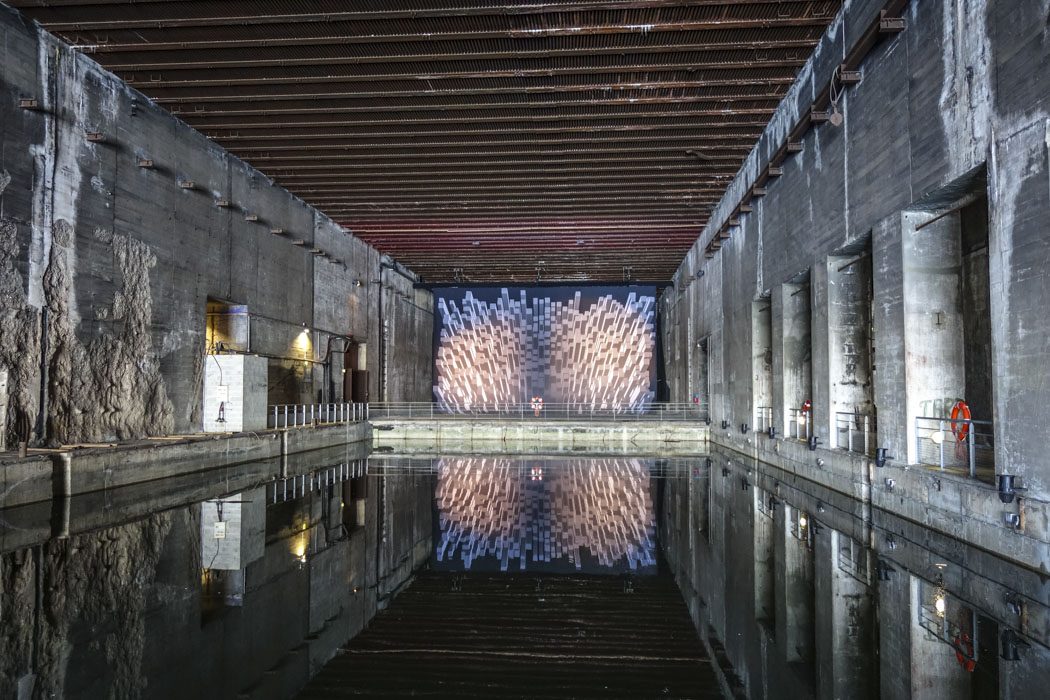 Der U-Boot Bunker in Bordeaux ist heute ein richtig cooles Museum mit Lichteffekten (© daboost) 