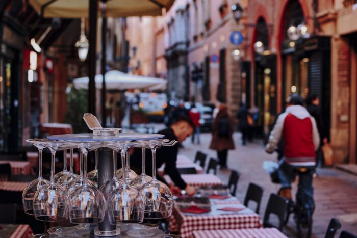Leere Weingläser auf Restaurant-Terrasse in Florenz