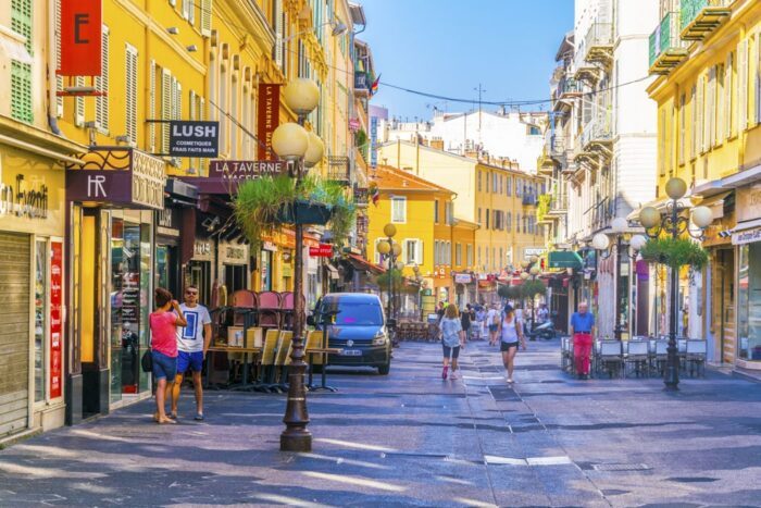 Bunte Häuser in der Altstadt von Nizza