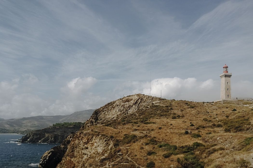Felsküste und Leuchtturm am Cap Bear in der Umgebung von Perpignan