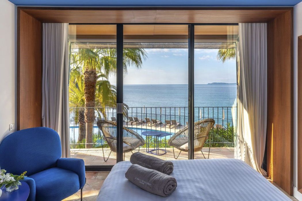 Blick auf das Meer aus einem Zimmer im Hotel Le Bailli de Suffren an der Côte d'Azur