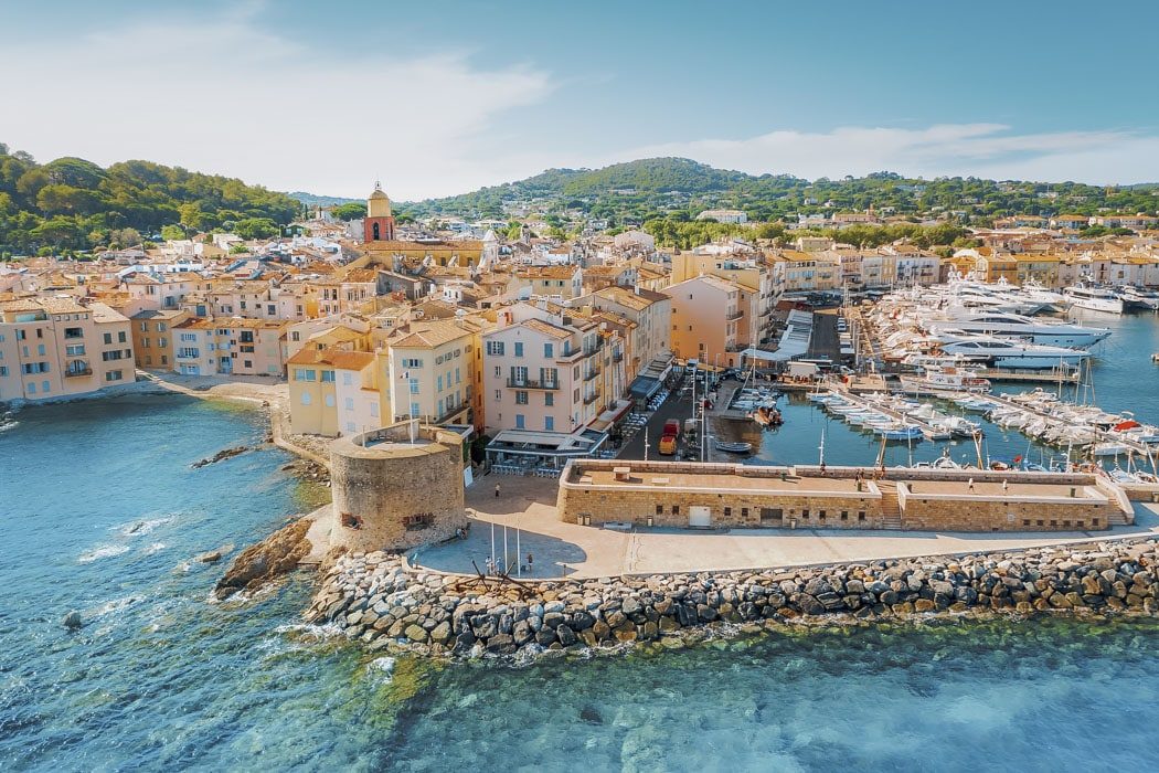 Blick auf den Hafen mit den Luxusyachten in Saint-Tropez
