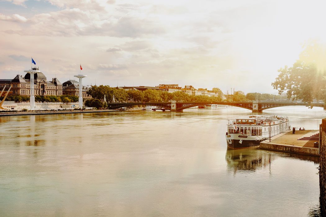 Sonne strahlt auf den Fluss Rhone in Lyon