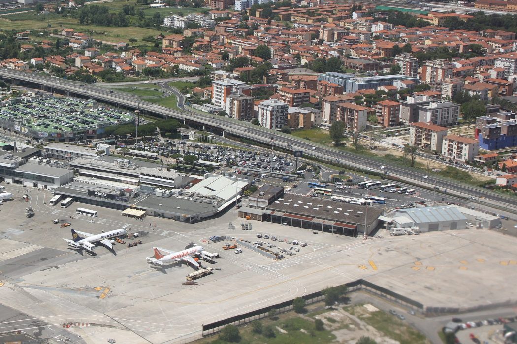 Blick auf Flughafen von Pisa aus Vogelperspektive