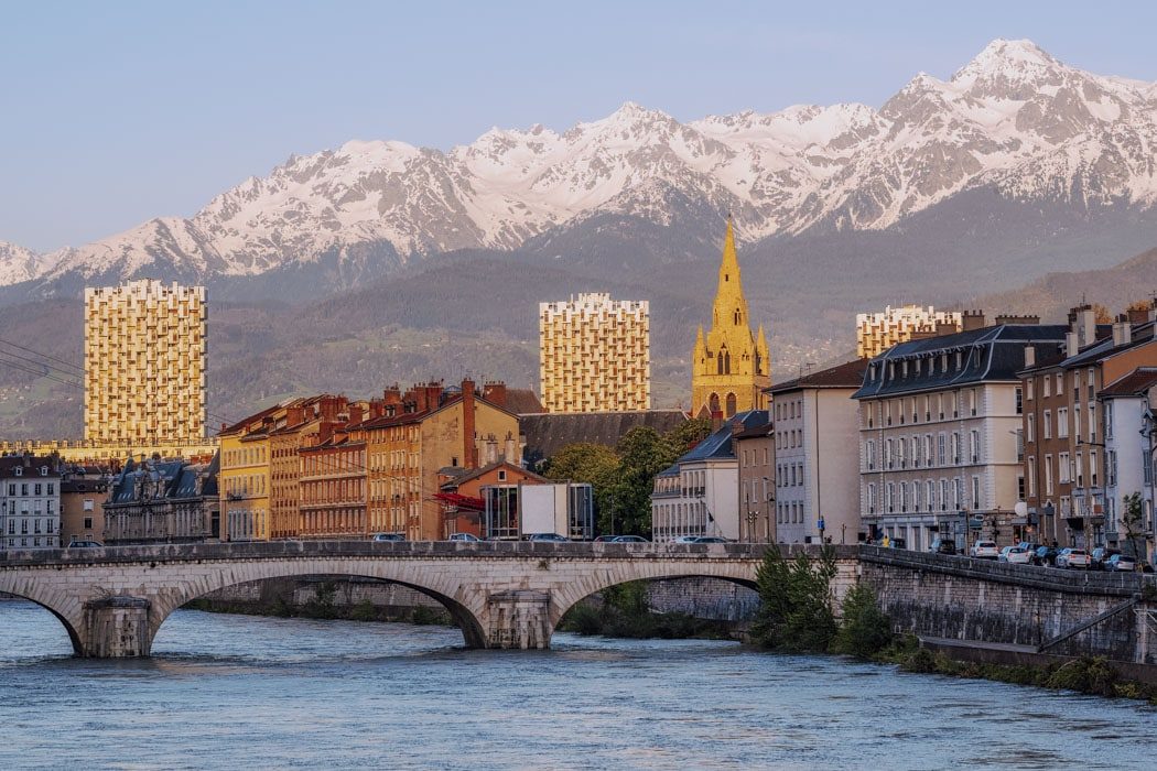 Blick auf die Altstadt von Grenoble und die Berge der Alpen