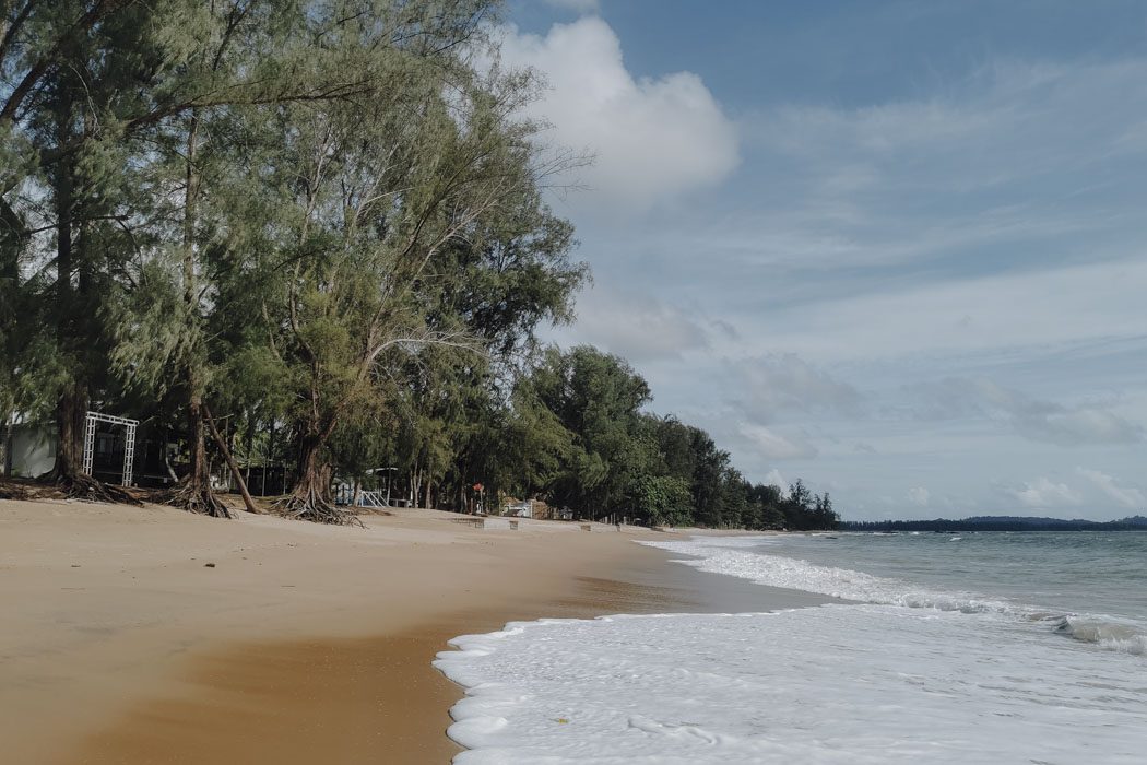 Sand und Meer am Bang Niang Beach in Khao Lak, Thailand