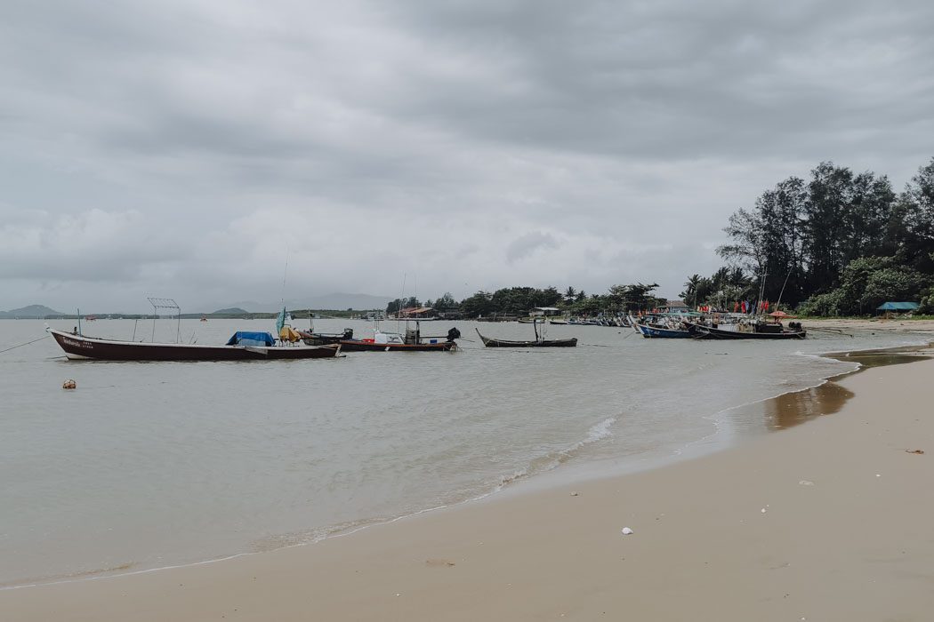 Strand in Khao Lak an einem grauen regnerischen Tag