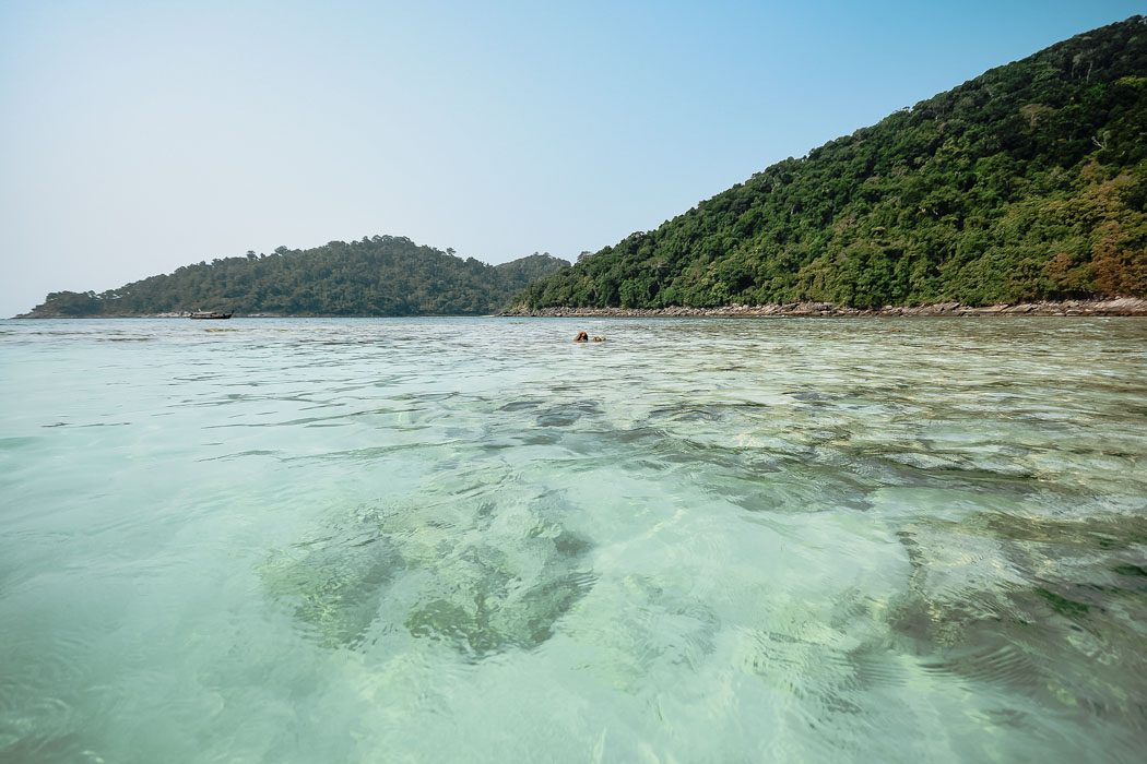 Kristallklares Wasser auf den Surin Islands in Thailand