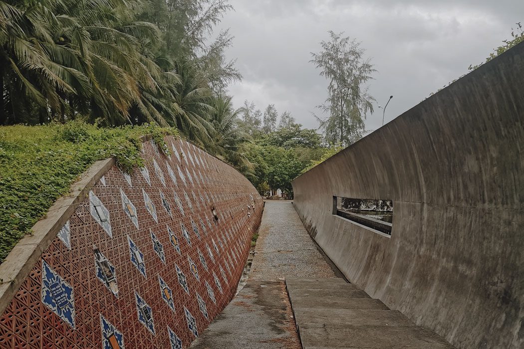 Wand mit Mosaiken und Namen der Opfer im Tsunami Memorial Park in Khao Lak, Thailand