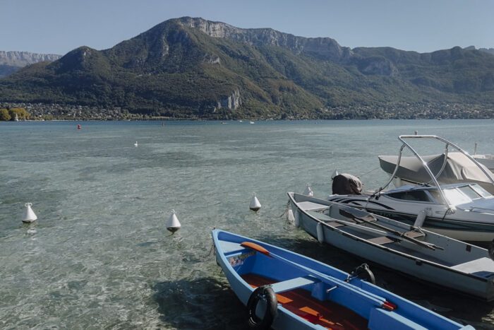 Boote auf dem kristallklaren Lac d'Annecy