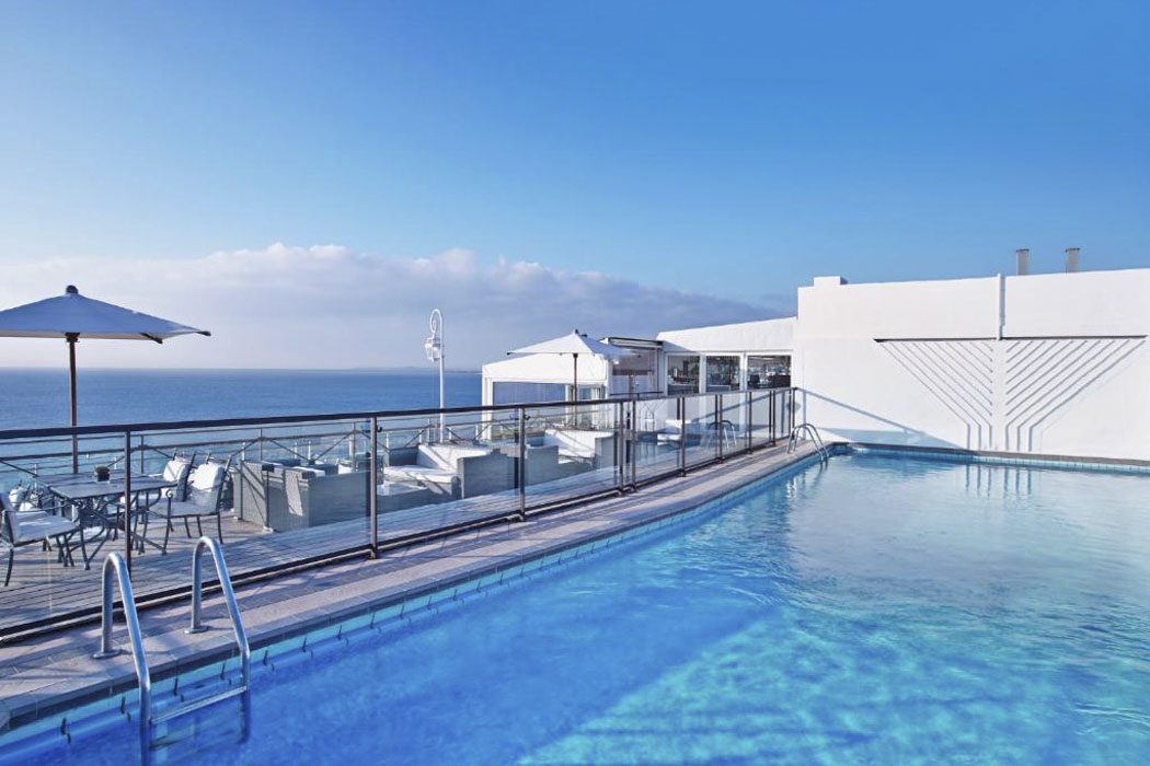 Pool und Meerblick im Le Meridien Hotel in Nizza